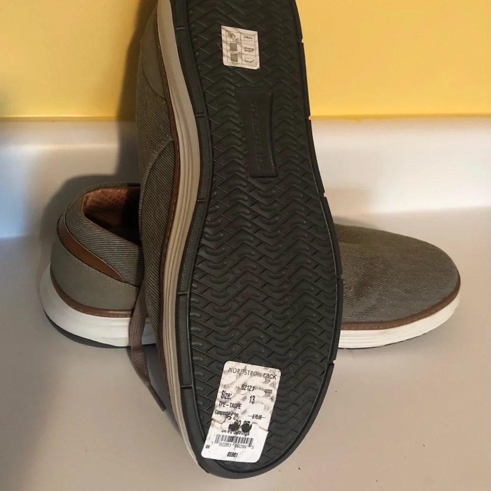 Skechers Men's Gray Lace-Up Oxfords with White Sole